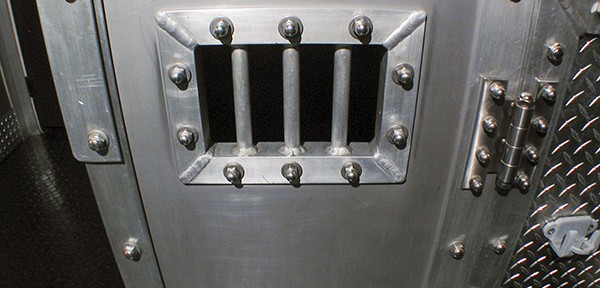 Metal confinement box