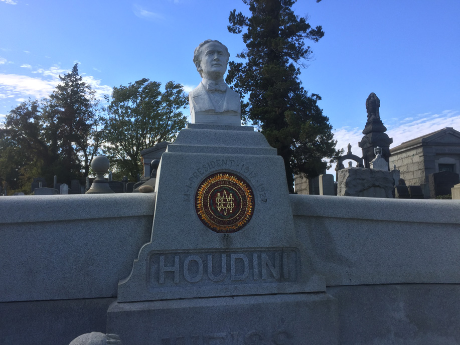 engraved handcuffs on Houdini grave