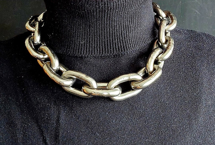 kinky collared solid chain
