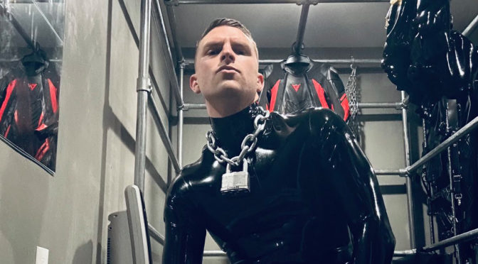 Hot man in gear: GlovesexLatex