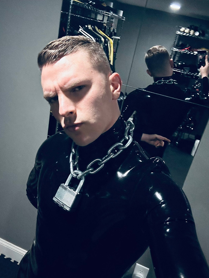 Hot man in gear: GlovesexLatex