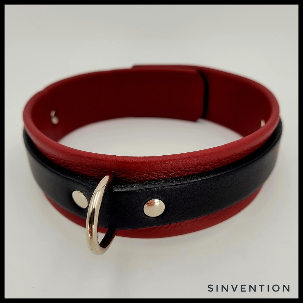 Functional bondage collar with no stitch lines