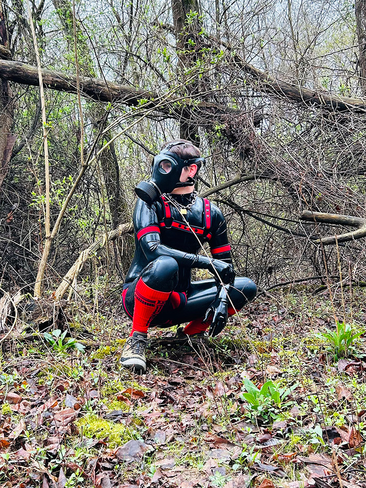 Pictures: PupMax in full rubber fetish gear