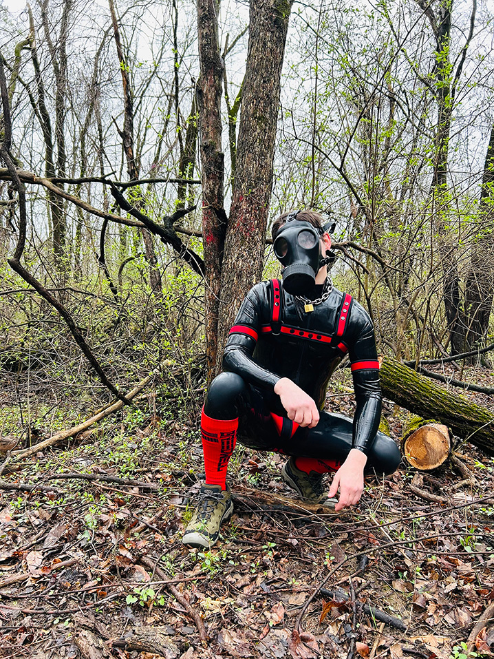 Pictures: PupMax in full rubber fetish gear